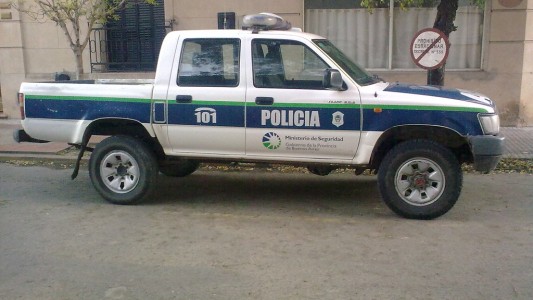 Fusilaron a un joven frente a su novia para robarle el auto