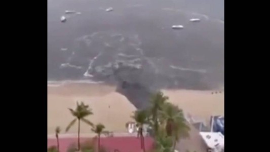 Video: un hotel de lujo tira sus aguas de cloaca en una playa paradisíaca de Acapulco