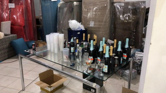 Detuvieorn a dos dealers con éxtasis y MDMA en una fiesta electrónica en una mueblería