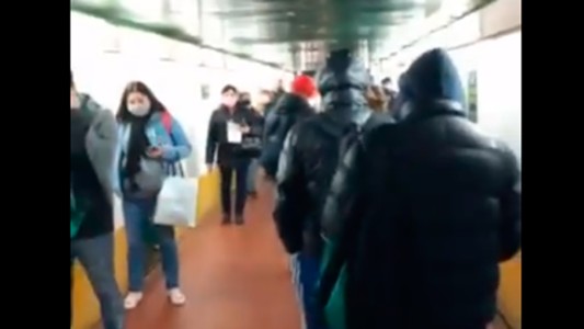 Video documento: largas colas sin distancia social en un túnel del tren Sarmiento