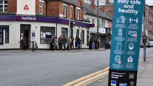 Reino Unido endurece el confinamiento en Leicester por brote de COVID-19