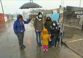 Se les quemó la vivienda y los vecinos juntan muebles para ayudarlos