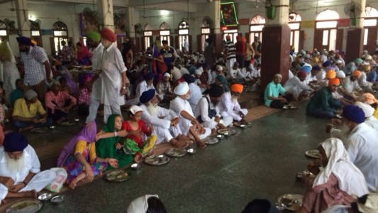 India extiende el programa de alimentación gratuita y entra en la segunda fase