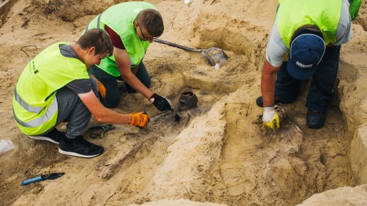 Fosa común: hallaron cuerpos de unos 100 nenes con monedas en la boca