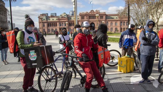 Repartidores de aplicaciones en línea protestaron por la muerte de un sexto trabajador