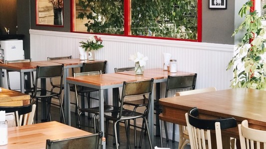 Prueba piloto en Mar del Plata: este viernes se reabren los cafés