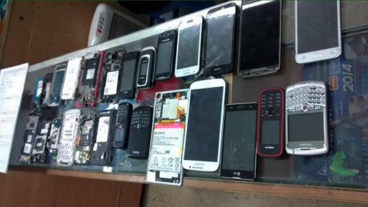 Cae banda que vendía celulares robados