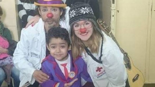 Tiene siete años, pelea contra la leucemia y se disfraza para alegrar a otros nenes