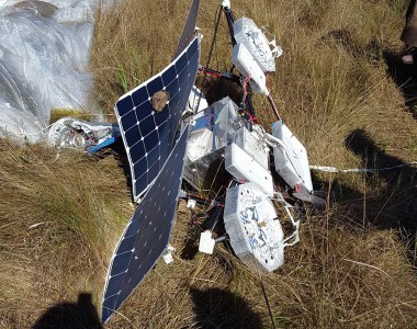 Cayò un globo de google en un campo de la modelo Alejandra Maglietti