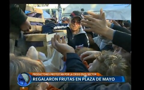 Regalan 10 toneladas de fruta en Plaza de Mayo: "¡Esto es un regalo del cielo!"