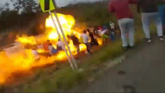 Video de una tragedia anunciada: saqueaban camión cisterna y estalló