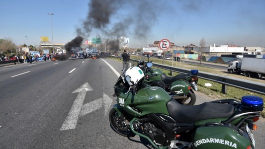 Manifestación, incidentes y corte total en la Autopista Buenos Aires-La Plata
