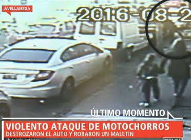 Seis motochorros por un maletín