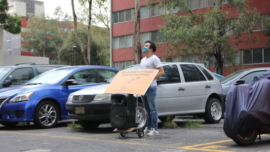 El hombre que lee cuentos por la calle para chicos en cuarentena