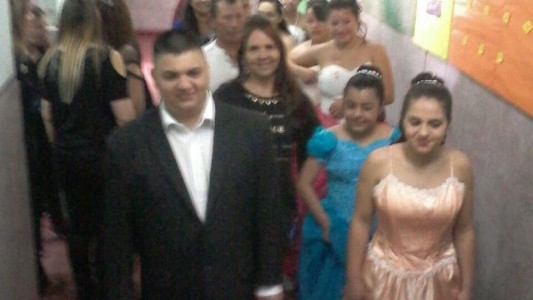 Una escuela celebra los 15 a siete chicas