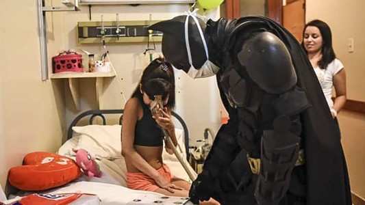 Batman solidario: recibirá en su "Baticueva" de La Plata a niños en tratamiento