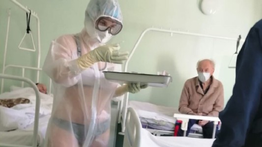 Nuevo trabajo para la enfermera que debió atender en ropa interior a pacientes de coronavirus