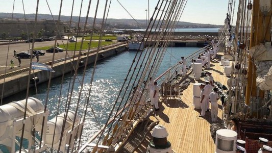 El Papa saludó en español a los marinos de la Fragata, en la Plaza San Pedro