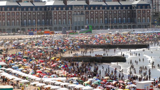 En Mar del Plata costará hasta un 40% más el alquiler de sombrillas y carpas el próximo verano