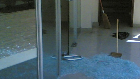 Tras robar en un supermercado, el ladrón se chocó contra la puerta de vidrio y fue detenido