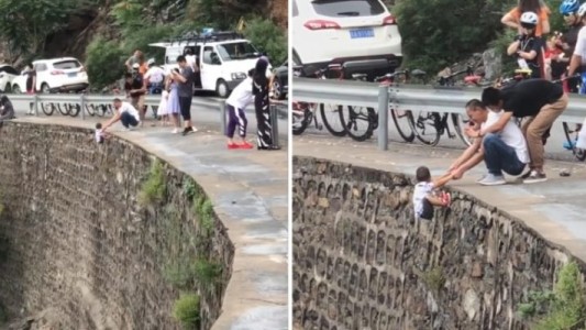 Video: colgaron a un nene de un precipicio para sacarle una "foto perfecta"