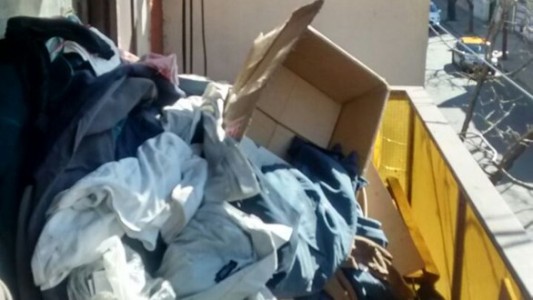 Retiran más de 150 bolsas con basura de un departamento