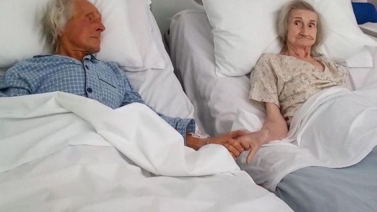 Emocionante: les juntaron las camas para tomarse de la mano por última vez, después de 69 años casados