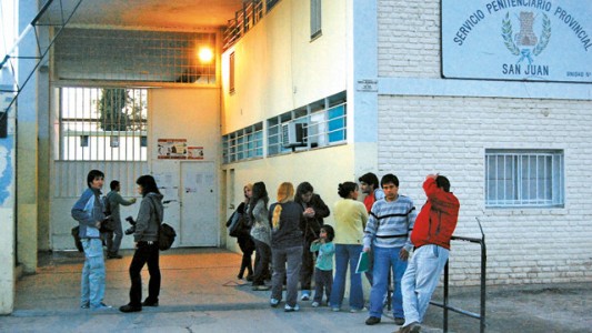 Colocaron marihuana y cargadores de celulares en la vagina de una nena para que las ingresara a un penal