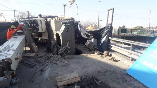 Costanera Norte: se hundió una grúa en el asfalto