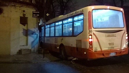 Un colectivo se incrustó contra una casa: hay al menos 15 heridos