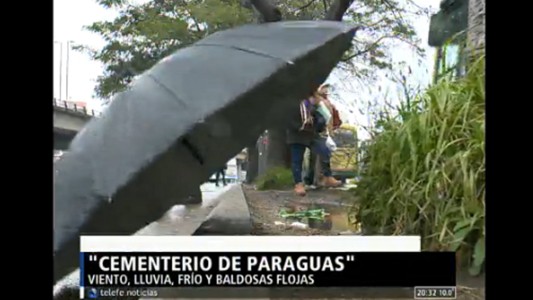 "Cementerio de paraguas": postales de un martes invernal