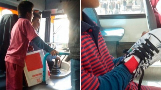 El gesto de un colectivero que conmueve a las redes sociales: le regaló zapatillas a un nene