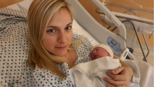 Nació en su casa en plena pandemia y su papá contó el minuto a minuto en redes