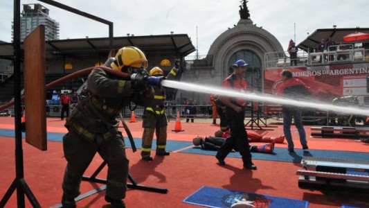 Bomberos de todo el país muestran sus destrezas en La Rural