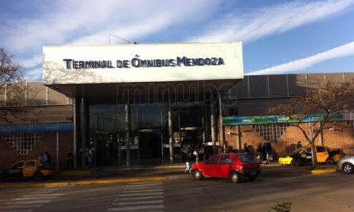 Dejó a su pequeña hija en un auto para ir a un hotel alojamiento