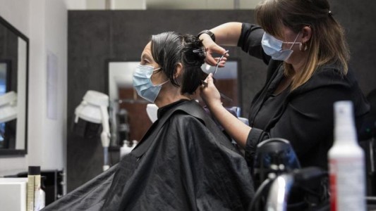 Autorizan peluquerías, lavaderos de autos y paseo de perros en la Ciudad