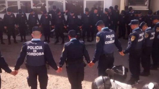 La foto viral de los policías que rezan antes de salir a patrullar en Córdoba