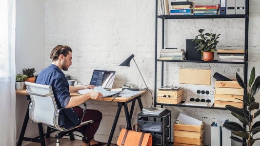 La mayoría de las empresas alienta a los trabajadores a seguir en modo remoto