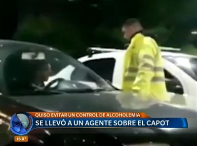 Se llevó un agente en el capot para evitar el secuestro de su auto