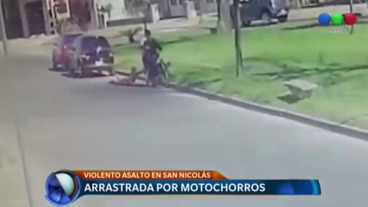 Motochorros arrastran a una mujer que no suelta su cartera