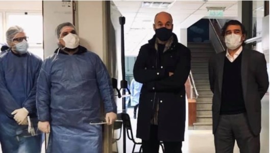 Tras un récord de casos, Quirós advirtió sobre "encuentros familiares y de amigos en espacios cerrados mal ventilados"