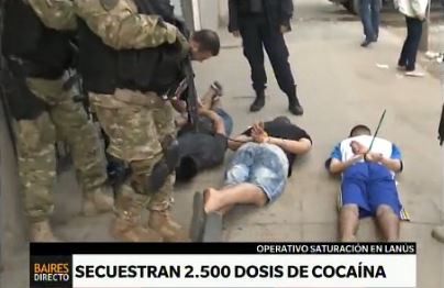 Múltiples operativos en Lanús: incautaron 2.500 dosis de cocaína, armas y medio millón de pesos