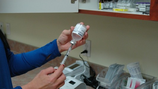 Evalúan empezar a dar la vacuna contra el coronavirus antes de su aprobación