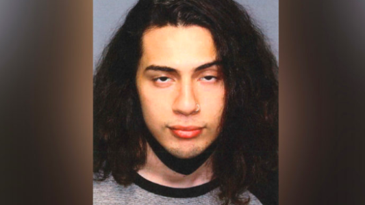 Detuvieron a un empleado de Starbucks que escupía el café que le daba a los policías