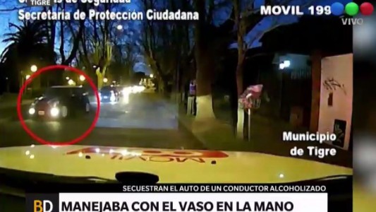 Manejaba con el vaso de alcohol en la mano