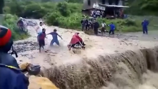 Quiso cruzar un río en moto y casi se lo traga una catarata