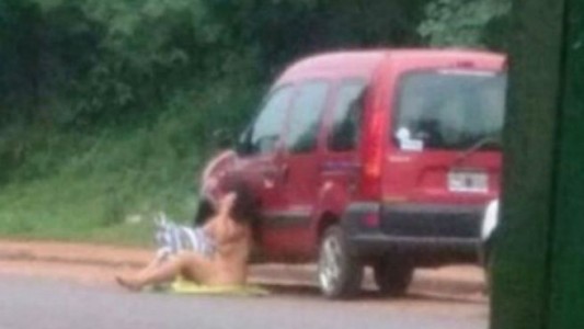 La historia de la mujer que se desnudó en la calle para pedirle a su novio que no la deje