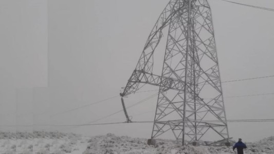 Temporal de viento y nieve derribó 37 torres de alta tensión en Chubut