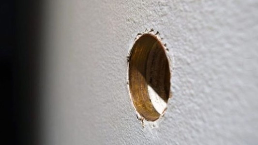 Coronavirus: autoridades aconsejan tener sexo a través de paredes con agujeros