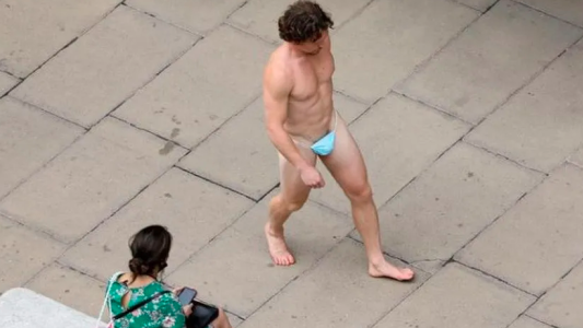 Caminó desnudo por el centro de Londres para burlarse de la obligatoriedad de llevar barbijo